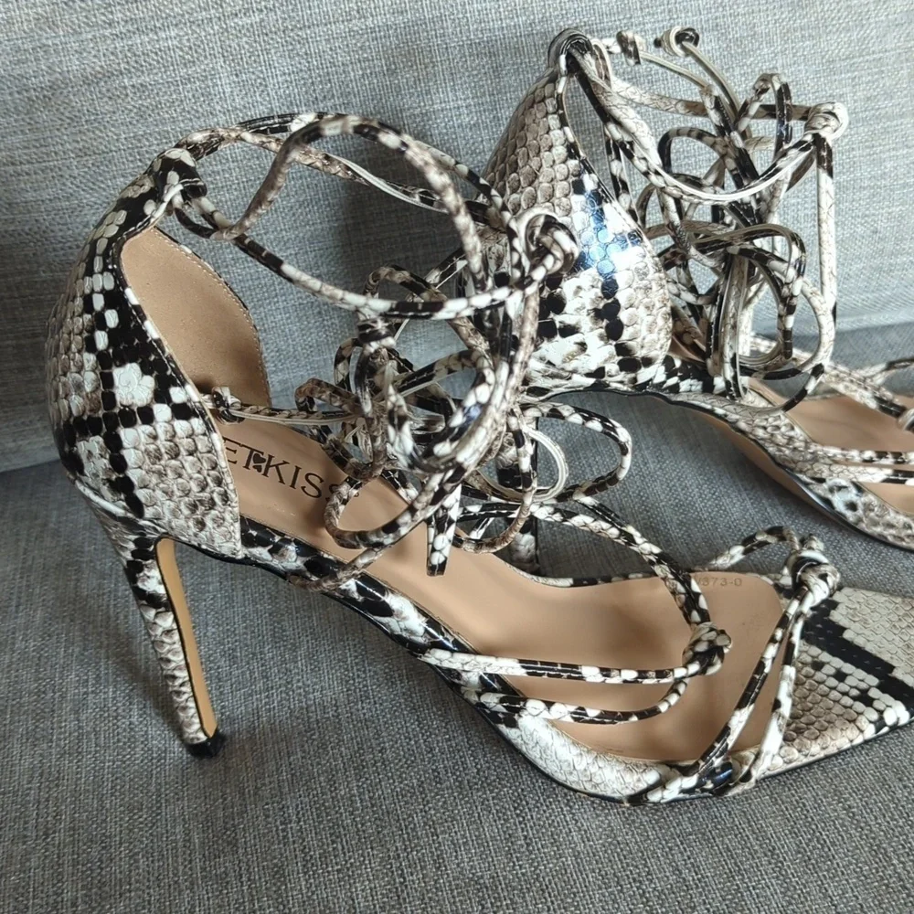 Wet Kiss Sultry Pointed Toe Snakeskin Print Lace Up Heels Size 40 US 9.5